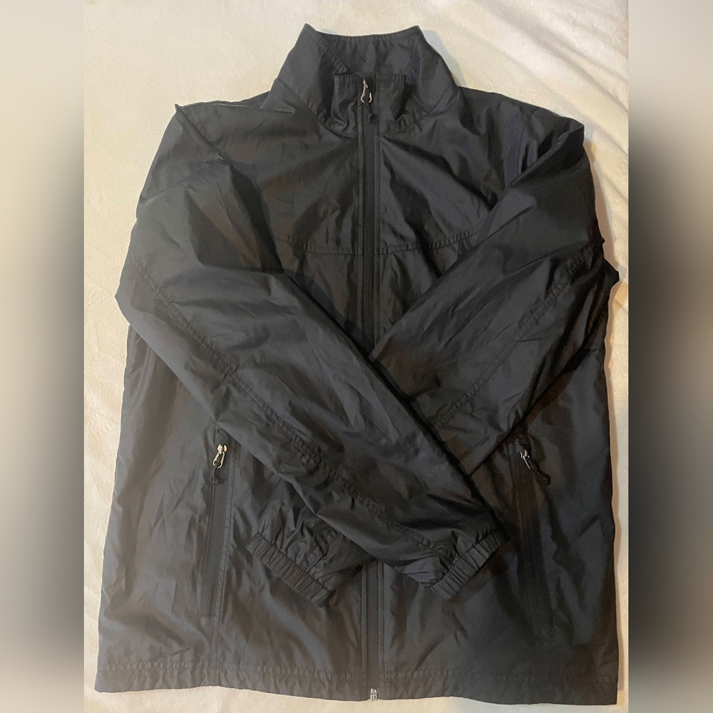 L.L. Bean Women stowable jacket. Sz Medium ItemID 299793. RN71341